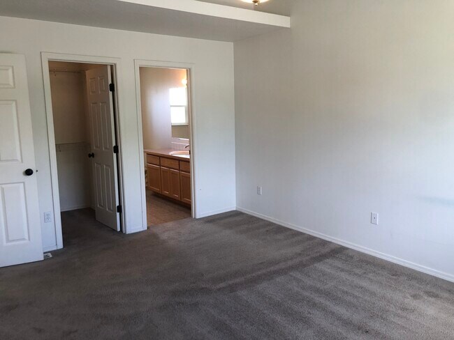 Building Photo - 1500 NW Canyon View Dr