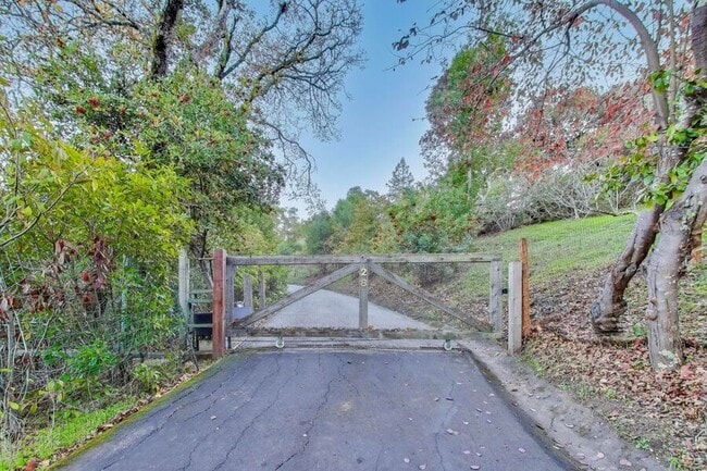 Building Photo - 28 Meadow Rd