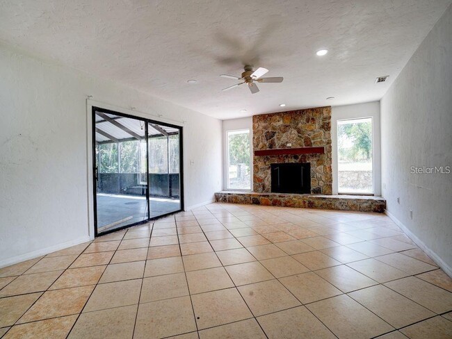 Building Photo - 5 N Lakeview Dr