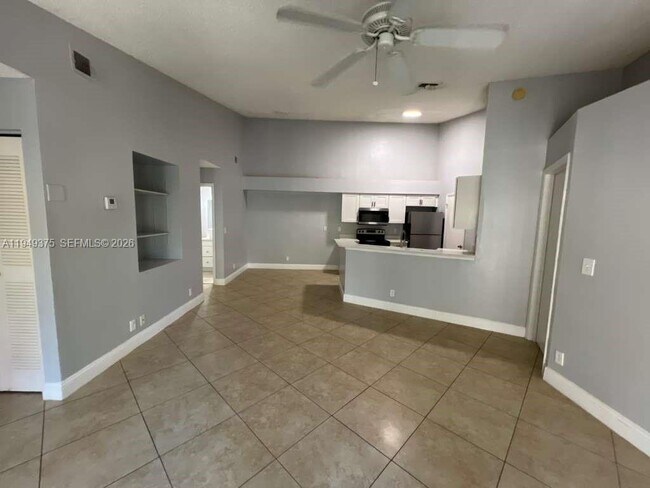 Building Photo - 9999 Summerbreeze Dr