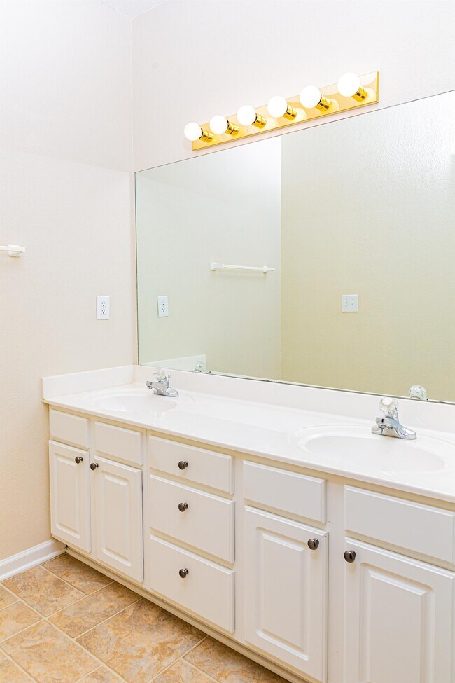 Building Photo - 749 Whispering Brook Trce