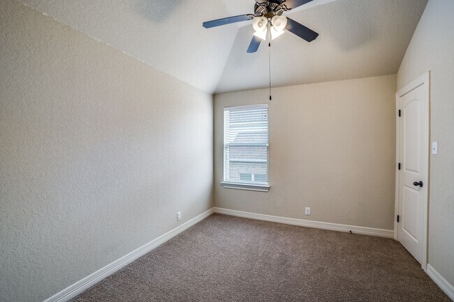 Building Photo - GORGEOUS 4-BEDROOM IN BELTERRA