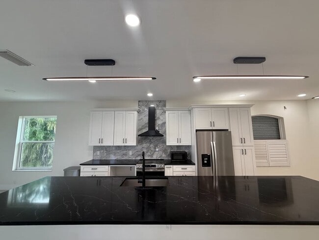 Building Photo - 1550 Center Rd