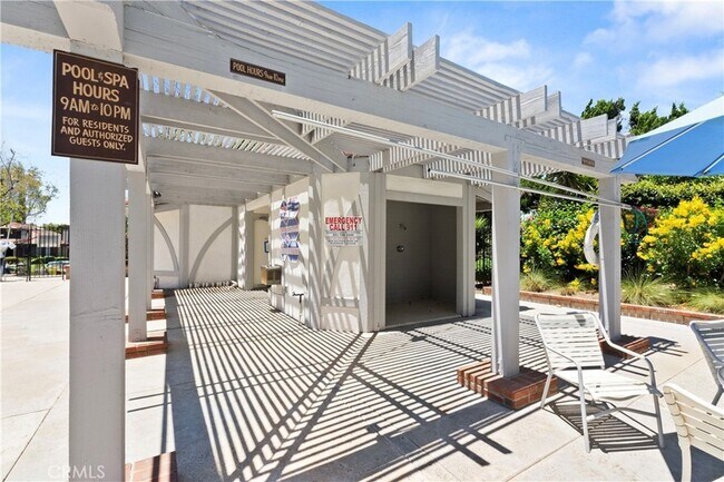 Building Photo - 2655 Victoria Park Dr