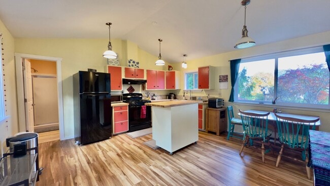 Building Photo - Lakefront Loft at Summit Lake with Air Conditioning