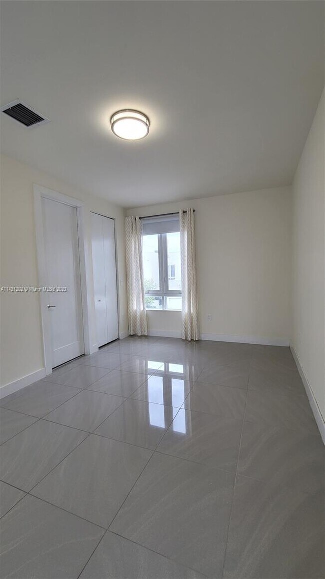 Building Photo - 6331 NW 105th Ct