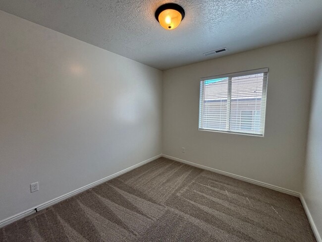 Building Photo - SPACIOUS TOWNHOME AVAILABLE FOR RENT