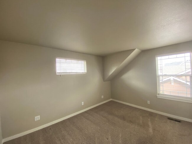 Building Photo - Spacious 3-Bedroom Home with Bonus Room in...