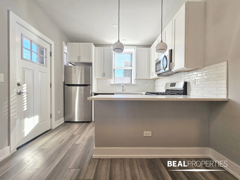 Building Photo - 3935 N Janssen Ave