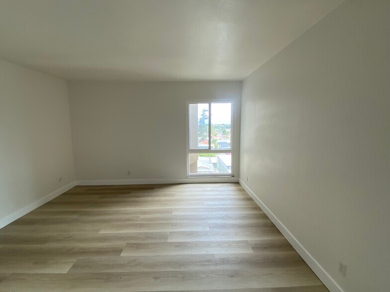 BR 2 - views and 2 closets - 5340 Broadway Ter