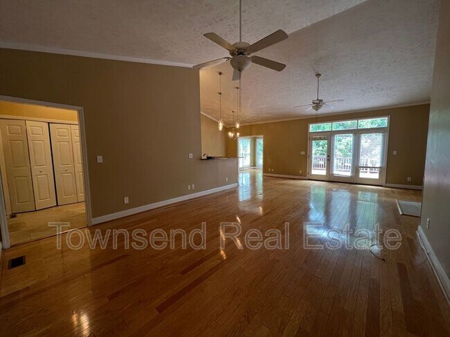 Building Photo - 7049 Pitcairn Dr