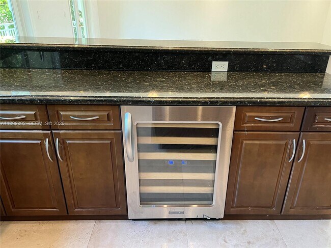 Building Photo - 573 Satinwood Dr