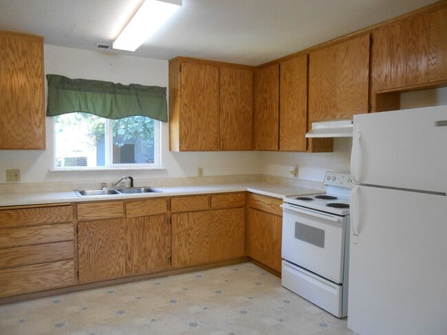 Building Photo - Spacious 2 Bedroom With Carport and Storag...