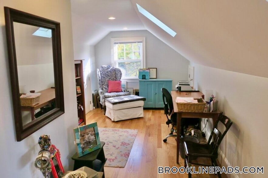 Building Photo - 281 Walnut St