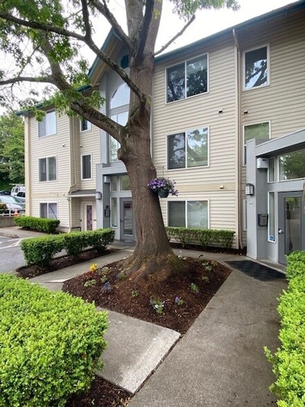 Interior Photo - English Gardens Apartments - Discover Comf...