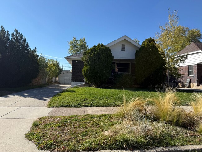 Building Photo - Beautiful 6 Bed, 3 Bath House; W/D Include...