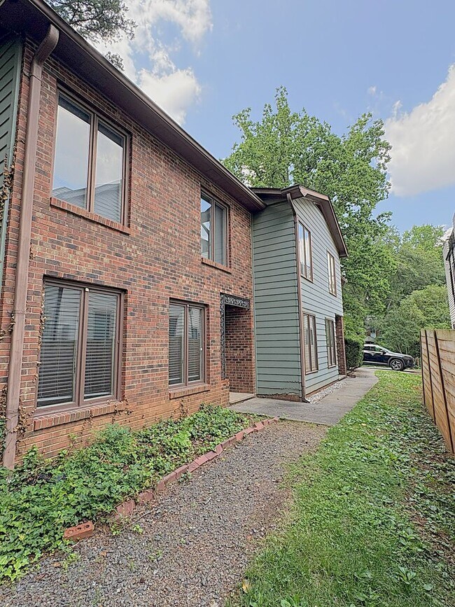 Building Photo - 2528 Vail Ave