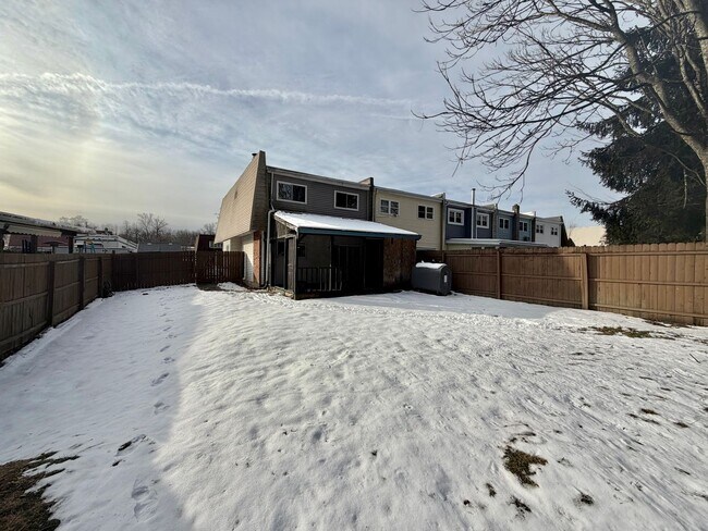 Building Photo - 40 Sarah Ln