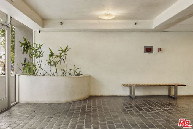 Building Photo - 1129 Larrabee St