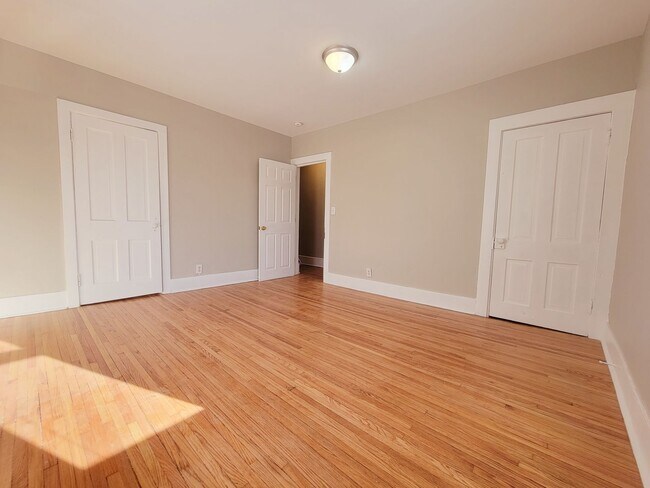 Building Photo - Large 2 Bedroom Side by Side Duplex