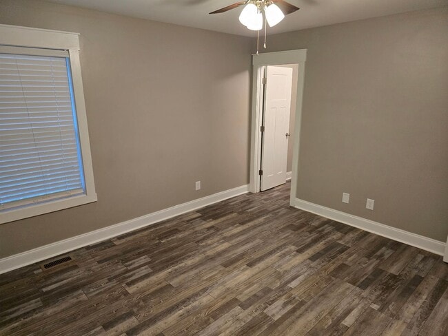 Building Photo - VERY NICE 3/2 HOUSE IN TUNNEL HILL