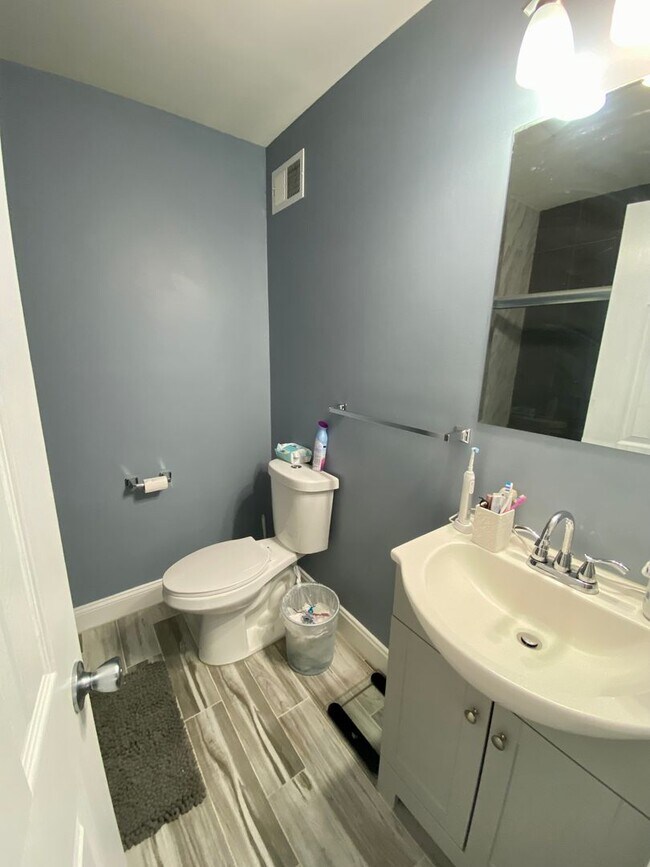 Building Photo - Beautiful 2-Bedroom Townhouse in Point Bre...