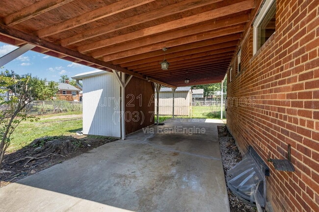 Building Photo - 3233 Holly Hill Dr