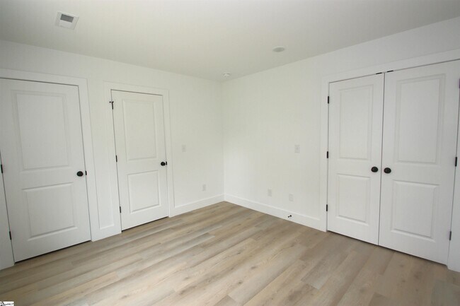 Building Photo - 404 Sierra Rd