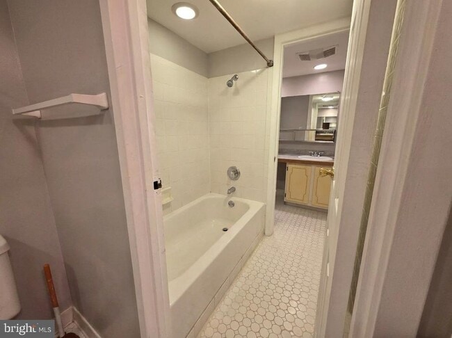 Building Photo - 615 Center St