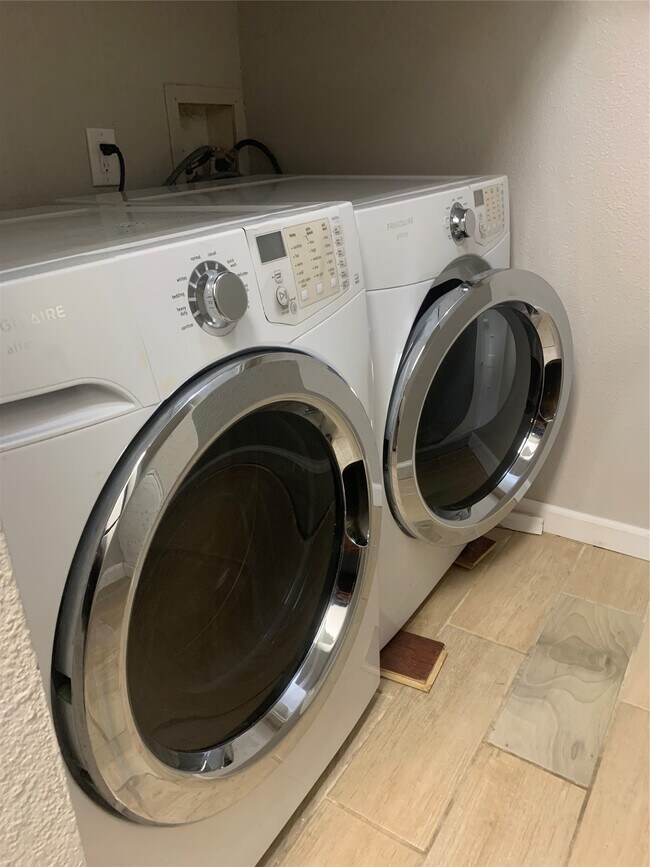 Building Photo - 766 Memorial Mews St