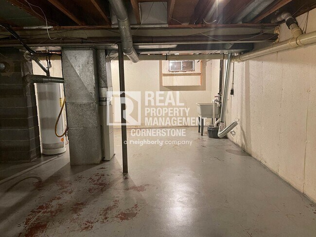 Building Photo - Move In Ready Townhome
