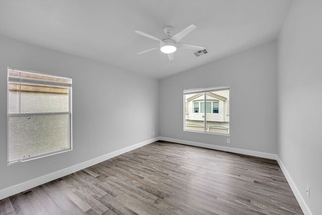 Building Photo - Charming 2 bedroom 2 bathroom townhome