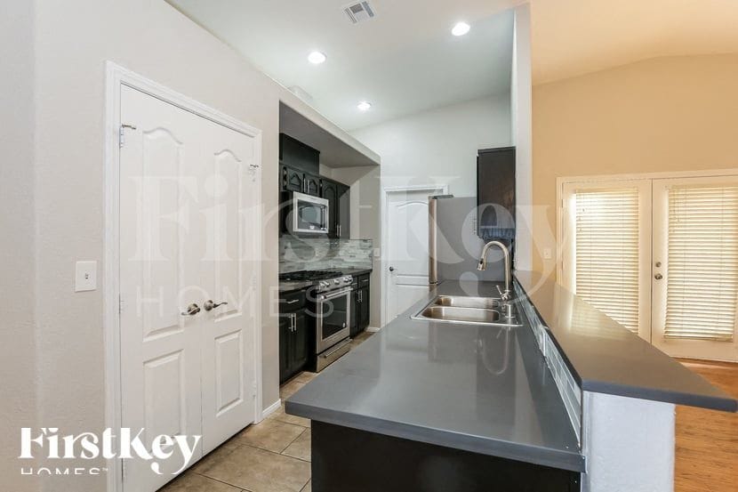 Building Photo - 5227 Southern Cypress Ct