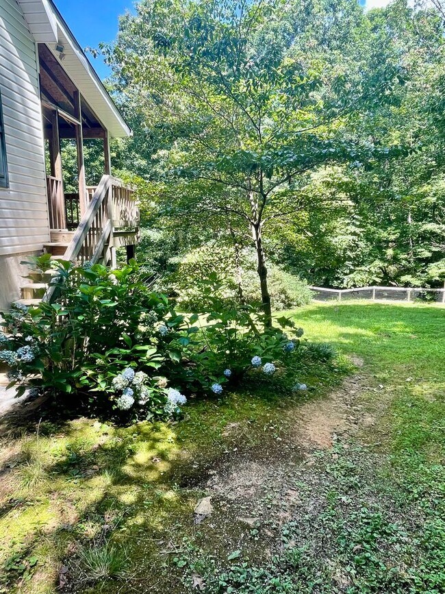 Building Photo - 3 Bed, 2.5 Bath Home For Rent in Fairview