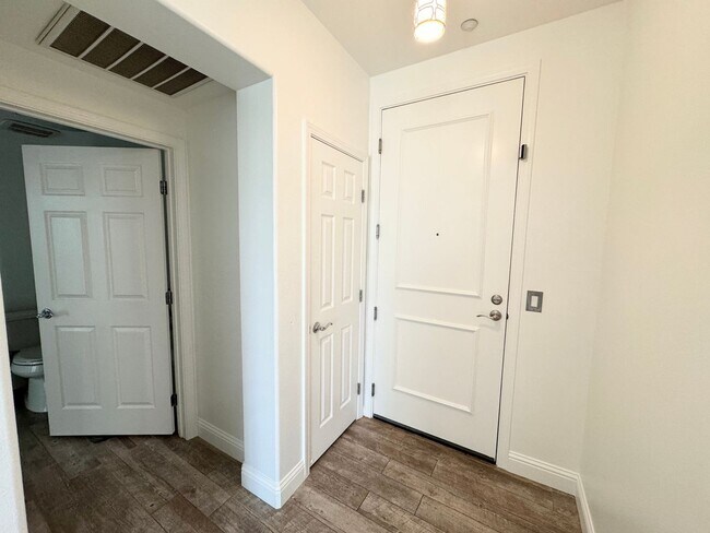 Building Photo - Perfect Shape Dublin Ranch Condo with quic...