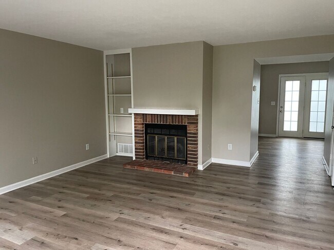 Building Photo - 2 Bed/ 1.5 Bath Townhome