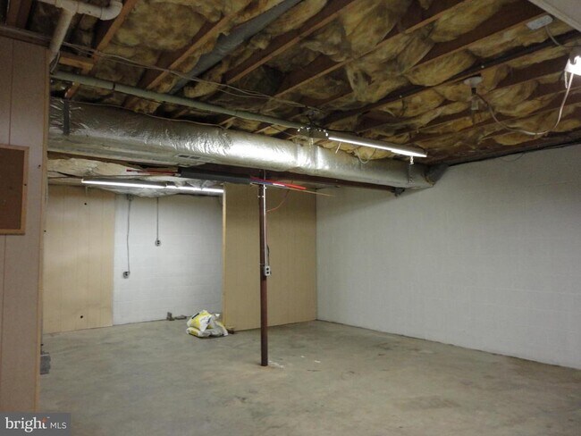 Building Photo - 814 Rustic Ln