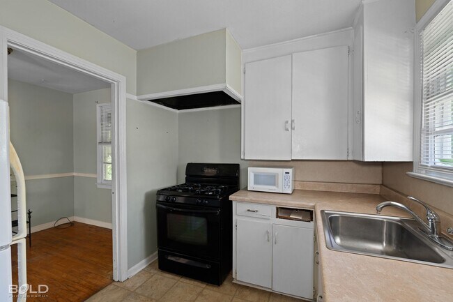 Building Photo - 902 1/2 Gladstone Blvd-