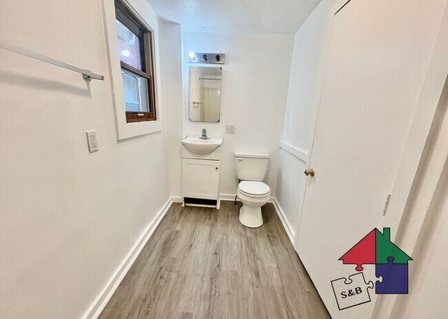 Building Photo - Freshly Renovated 2-Bedroom in Burlington's South End!