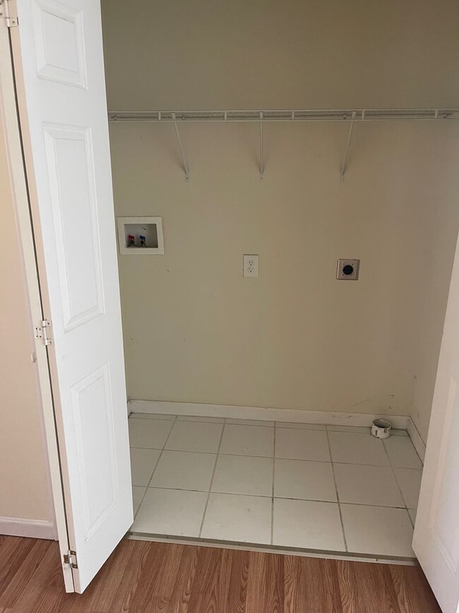 Building Photo - 2 Bdrm/1 Full & 2 Half Bath Condo ? Gray/J...