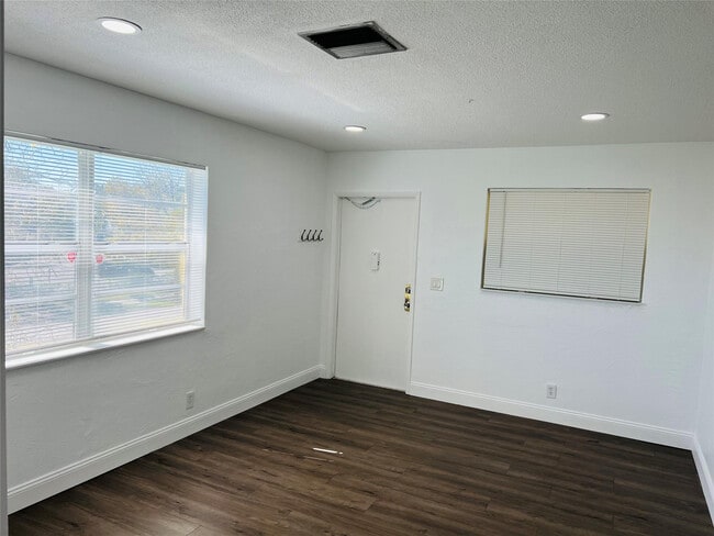 Building Photo - 1301 N 12th Ct