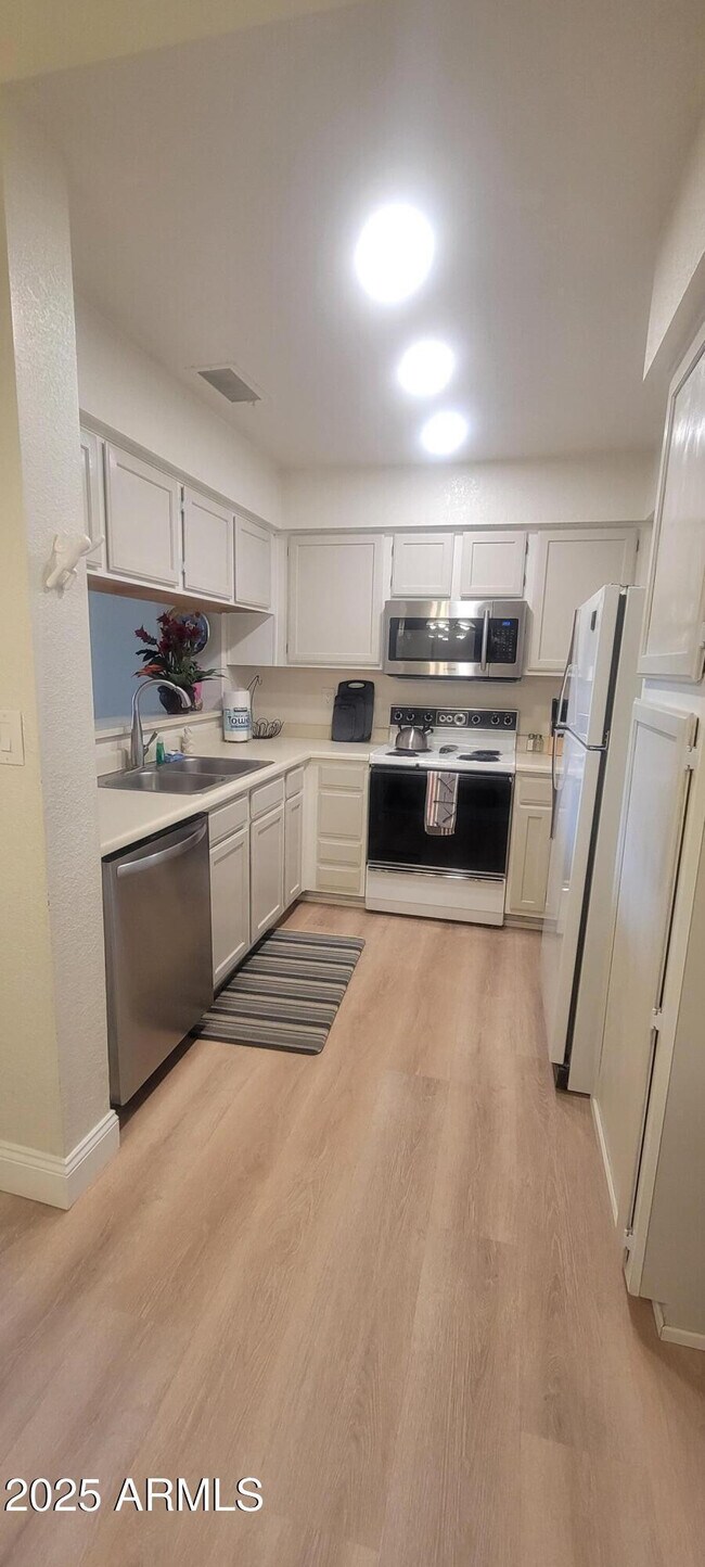 Building Photo - 9708 E Vía Linda