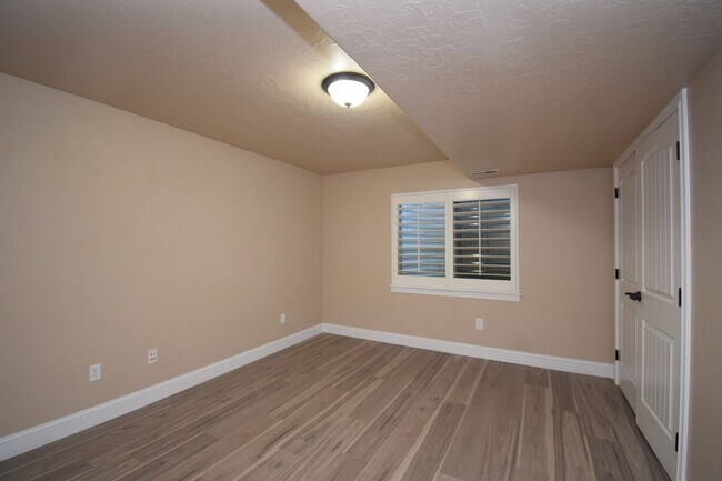 Building Photo - Stunning 6 bedroom 3 bathroom home in Daybreak South Jordan!!!