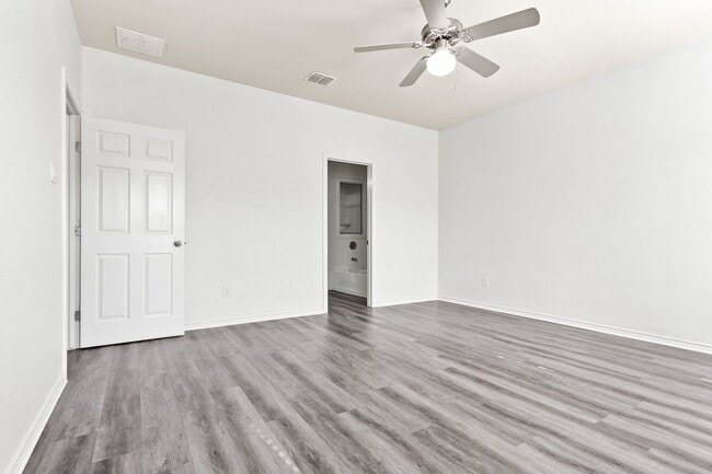 Building Photo - * MOVE IN SUMMER 07/03/2027 * 6 Bed 4 Bath...