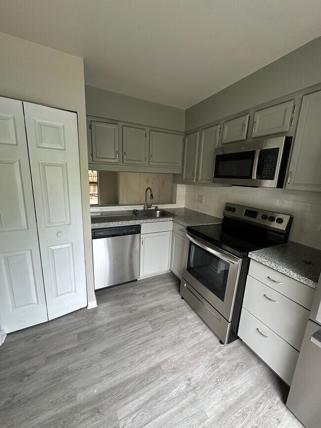 Building Photo - SIGN A LEASE BY 7/18 & GET $100 OFF RENTAL...