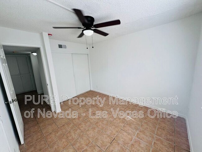 Building Photo - 1405 E Vegas Valley Dr