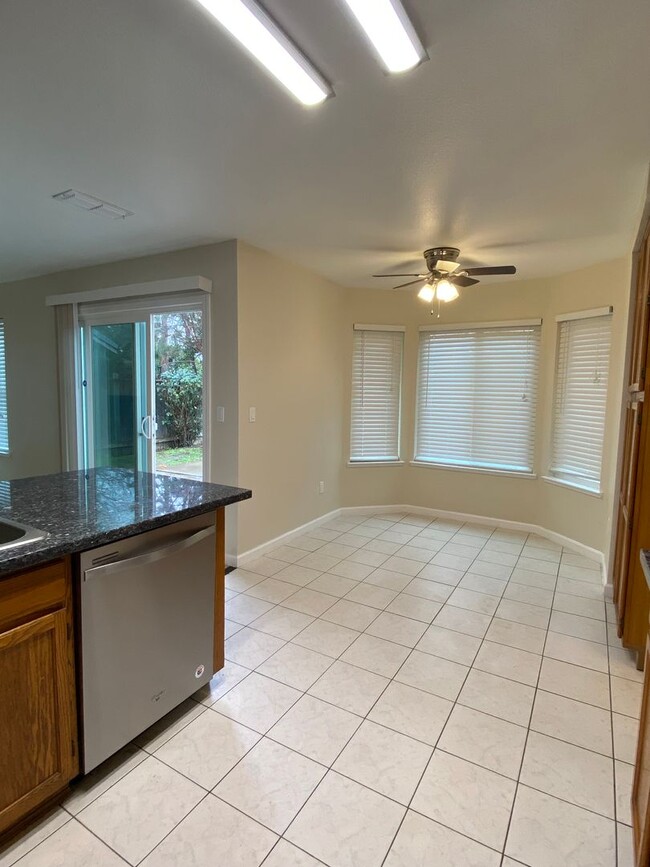 Building Photo - Beautiful 3 Bedroom, 2.5 Bathroom Home loc...