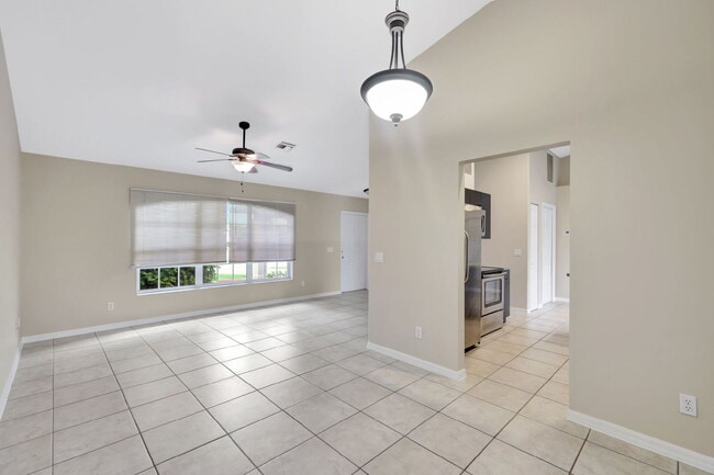 Building Photo - Stunning 3BR/2BA Home with 2-Car Garage & ...