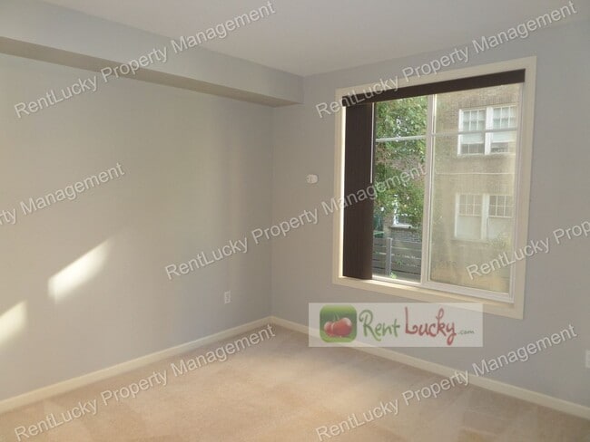 Building Photo - GORGEOUS & LARGE 1-Bedroom Unit w/Office N...