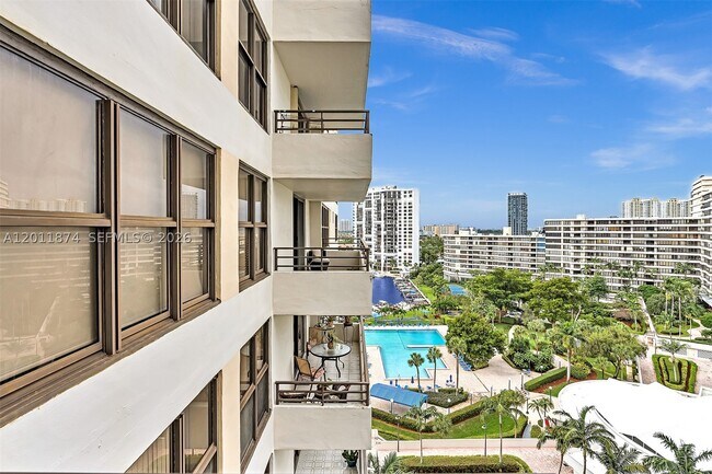 Building Photo - 2500 Parkview Dr
